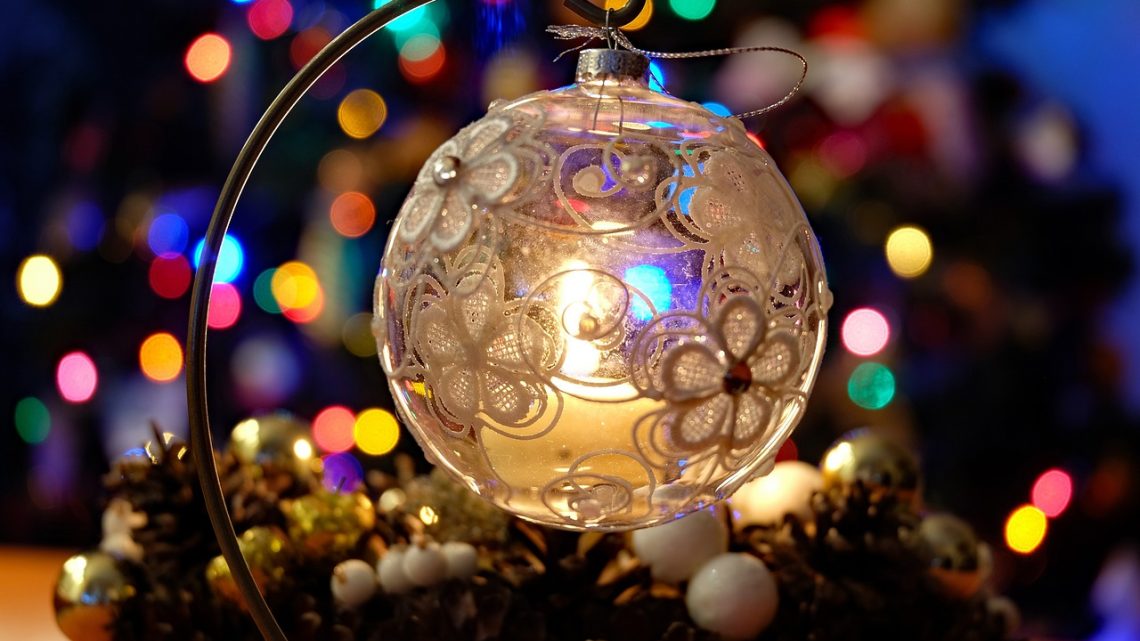 Lantaarndecoratie: Takjes, Hulst en Kerstballen