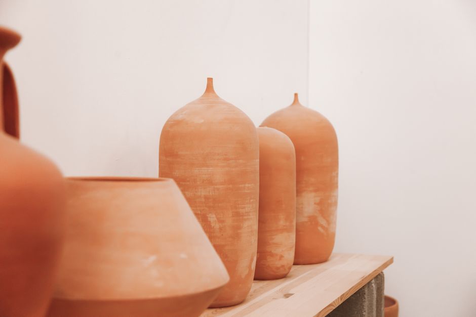 Gezellige woonkamer met terracotta kussens en decor. Gezellige woonkamer met terracotta kussens en decor.