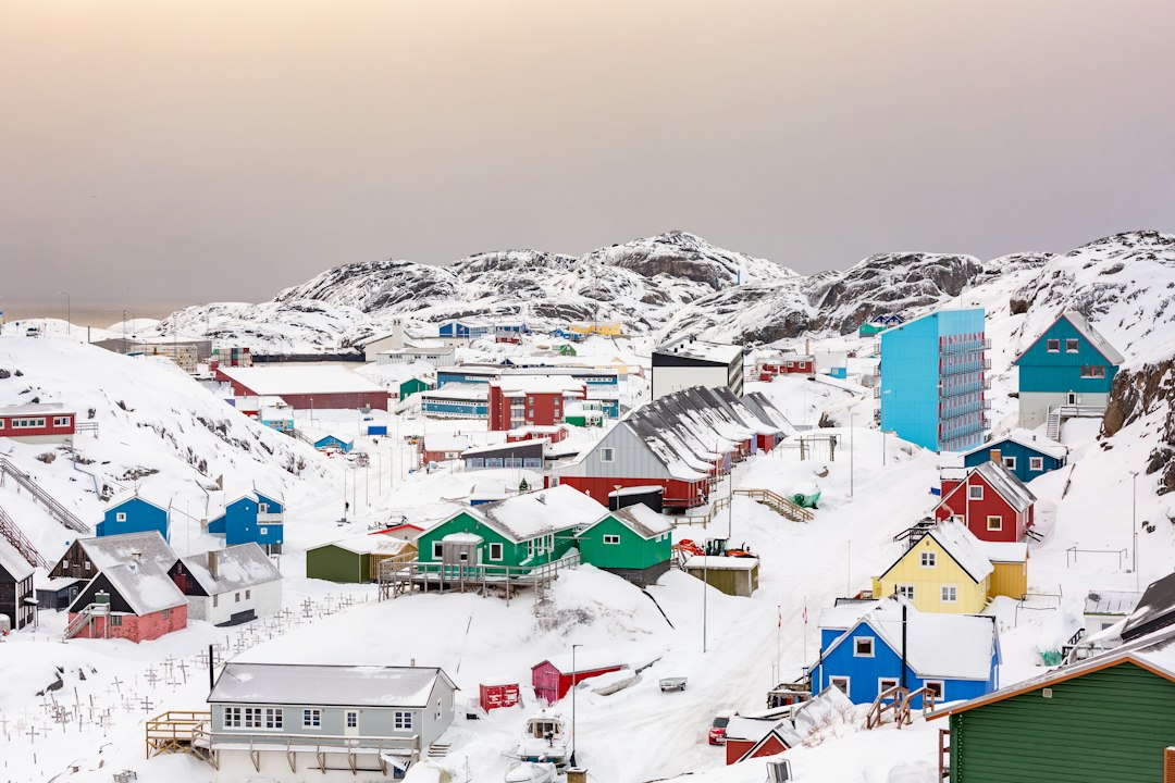 Sneeuwbedekte bergen op fotobehang met poollandschappen Sneeuwbedekte bergen op fotobehang met poollandschappen